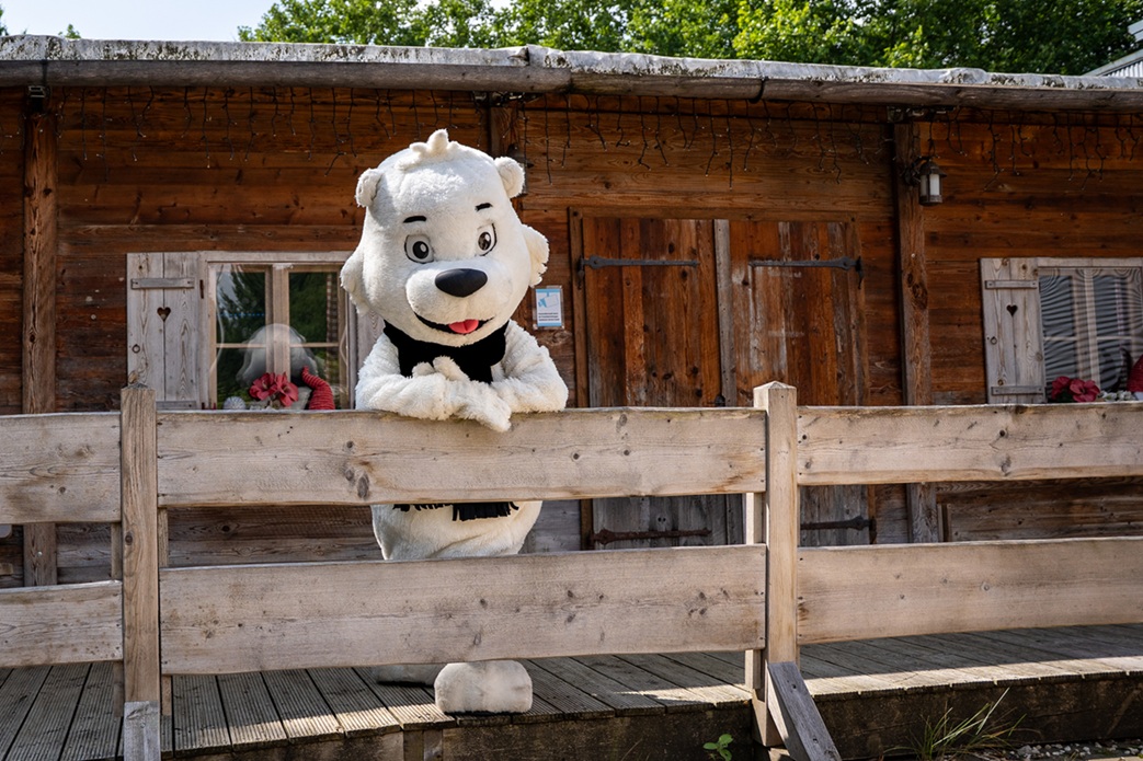 Eishalle Herford Maskotchen steht vor Almhütte
